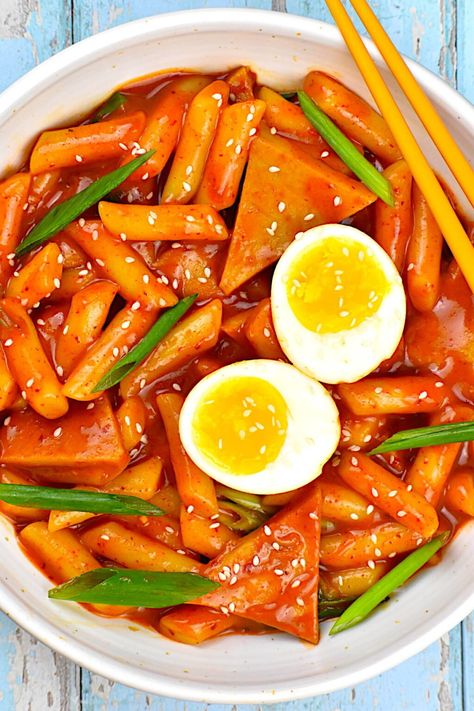 Tteokbokki (Korean Spicy Rice Cakes) - GypsyPlate Tokbokki Korean, Easy Tteokbokki Recipe, Easy Tteokbokki, Tteokbokki Recipe Easy, Korean Rice Cakes, Tteokbokki Recipe, Southern Squash Casserole, Korean Rice, Spicy Rice