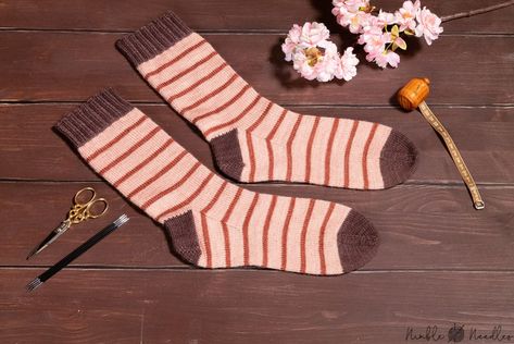 Knit Socks For Beginners, Nimble Needles, How To Knit Socks, Knitted Socks Free Pattern, Extreme Knitting, Knitting Patterns Free Beginner, Socks Knitting, Learn To Knit, Adult Bibs