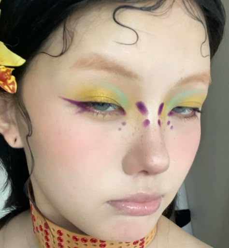 Makeup Look Artistic, Cute Unique Makeup Looks, Colour Eyeliner Ideas, Weird Eyeshadow Looks, Funky Makeup Hooded Eyes, Funky Eyeshadow Looks, Bug Inspired Makeup, Colorful Everyday Eye Makeup, Abstract Eyeshadow