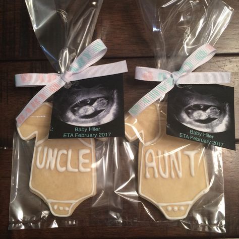 A personal favorite from my Etsy shop https://www.etsy.com/listing/472741931/pregnancy-announcement-cookies Vom Avea Un Copil, Unique Pregnancy Announcement, Vogue Kids, Cute Pregnancy Announcement, Baby Sleep Problems, Baby Tips, Pregnant Mom, Reveal Ideas