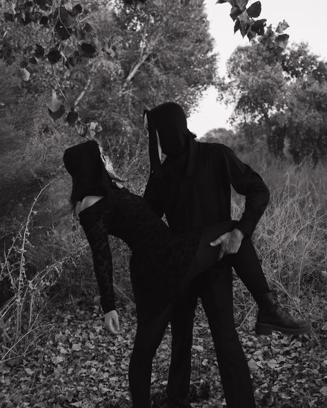 no, you hang up first 🪦☎️🔪🎚️ 🏷️: spooky photoshoot, ghost face couples photoshoot, halloween photoshoot, halloween couples photoshoot, couples photographer, mesa arizona photographer, couples photography, arizona wedding photographer, arizona engagement photographer #spookyseason #spookyphotoshoot #screammovie #ghostface #halloweencouplesphotoshoot #engagementphotography #couplesphotography #arizonaengagementphotographer #arizonacouplesphotographer #arizonaportraitphotographer #engagementph... Black Witch Photoshoot, Couple Halloween Poses, Ghostface Photoshoot Couple, Ghostface Couple, Spooky Photoshoot, Spooky Pictures, Halloween Couples, Arizona Engagement, Couple Stuff