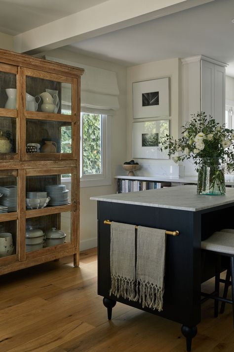 Kitchen in West Hollywood by Michelle Cohen Interiors on 1stDibs Whitney Parkinson Design, Dairy Table, Dreamy Kitchens, Bistro Kitchen, French Farmhouse Kitchen, Colonial Kitchen, Kitchen Goals, Beach Kitchen, Warm Kitchen