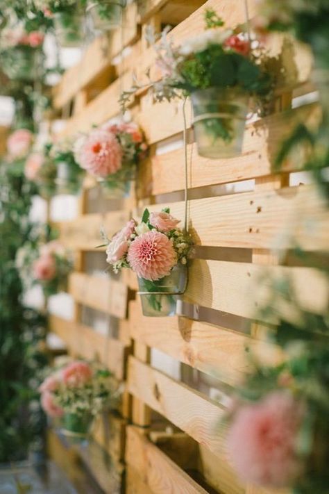 14 Creative Backdrops for Mother’s Day Photo Booth Pallet Wedding Decor, Ceremony Backdrop Outdoor, Pallet Wedding Signs, Pallet Backdrop, Creative Backdrops, Fun Wedding Decor, Pallet Wedding, Reception Backdrop, Wedding Decor Photos