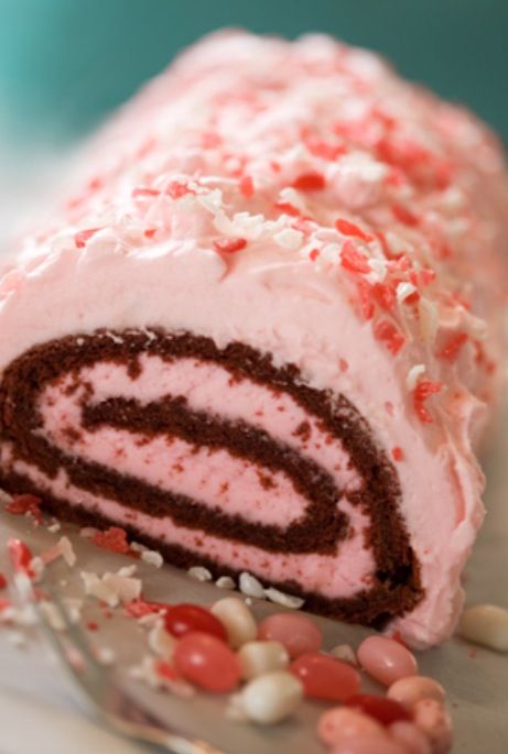 Cake Candy Cane Cake Recipe, Homemade Desserts From Scratch, Candy Cane Cake, Easy Baking Ideas, Desserts From Scratch, Xmas Coffee, Dessert From Scratch, Cheese Flavor, Roll Cake