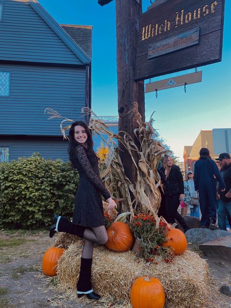 Fall Trip Aesthetic, Salem Picture Ideas, Salem Pictures Ideas, Fall Salem Outfits, Salem Fall Outfits, Salem Photo Ideas, Salem Outfits Fall Witch, Salem Massachusetts Photoshoot, Salem Ma Outfit Ideas