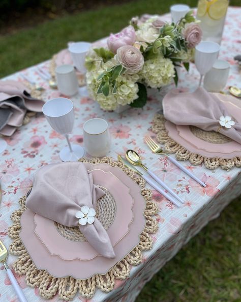 dinner party table settings elegant Tea Party Plates, Baby Shower Plate Setting, Pink Plates Table Setting, Hi Tea Party Ideas Table Settings, Garden Party Theme Ideas, Garden Party Tablescapes, Tea Party Birthday Decorations, Women Birthday Party Decorations, High Tea Party Decorations