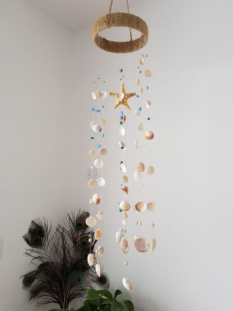 Sea shell mobile DIY Sea Shell Crafts Diy Wall Hangings, Shell Mobile Diy, Sea Shell Mobile Diy, Seashell Mobile, Nautical Decor Diy, Massage Room Design, Mobile Diy, Palette Furniture, Seashell Wind Chimes