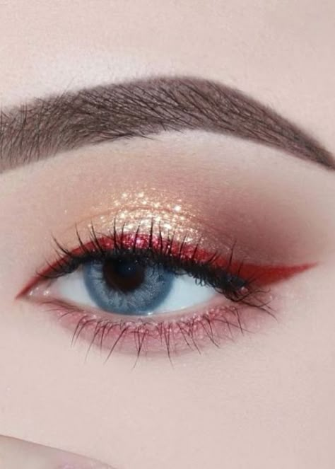 Christmas eyeshadow look: glitter gold eyes with a red liner Christmas Makeup Art, Christmas Makeup Looks Simple, Creative Christmas Makeup, Eyeliner Creative, Christmas Eyeliner, Simple Christmas Makeup, Makeup Looks Christmas, Grinch Makeup, Reindeer Makeup