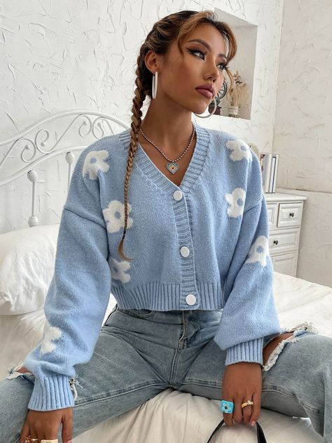 Blue Flower Cardigan Outfit, Cute Cardigans Aesthetic, Matching Cardigan And Top Outfit, Cute Cardigan Outfits Aesthetic, Preppy Cardigan Outfit, Cropped Cardigan Outfit Aesthetic, Flower Sweater Outfit, Cardigan As A Top, Trendy Cardigan Outfit