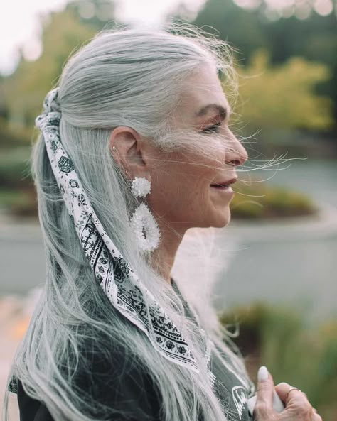 Long Hair Older Women, Silver Haired Beauties, Grey Hair Dye, Grey Curly Hair, Long White Hair, Beautiful Gray Hair, Grey Hair Styles For Women, Natural Gray Hair, Short Grey Hair