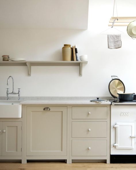 A Kitchen in Hove | deVOL Kitchens Kitchen Devol, Devol Shaker Kitchen, Classic English Kitchen, Kitchen World, Wall Cupboards, Classic White Kitchen, Devol Kitchens, Cream Kitchen, Loft Kitchen