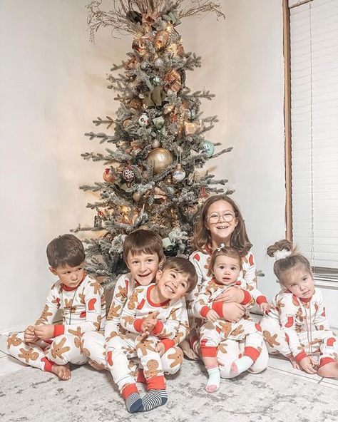 Christmas Cousin Pictures, Cousin Christmas Pictures, Cousin Photos, Cousin Pictures, Cousin Photo, Christmas Pics, Kids Christmas Outfits, Christmas Jammies, Photos Inspo