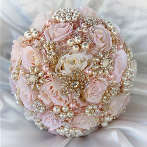 Pearl Draping, Pink Quince Theme, Quinceanera Flowers, Rose Gold Quince, Rose Gold Brooch Bouquet, Gold Wedding Bouquets, Rose Gold Bouquet, Rose Gold Quinceanera, Quinceanera Bouquet