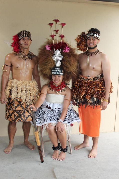 Kapolei Samoa-Tonga SDA youth modeling the Samoan cultural wear Traditional Samoan Clothing, Samoan Headpiece, Tuiga Samoa, Teunga Tauolunga, Cultural Pictures, Samoan Art, Polynesian Clothing, Samoan Clothing, Tongan Culture