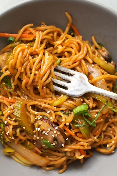 Best Lo Mein Recipe, Leftover Spaghetti Noodles, Easy Lo Mein Recipe, Leftover Noodles, Leftover Veggies, Lo Mein Recipe, Leftover Spaghetti, Lo Mein Recipes, Chinese Vegetables