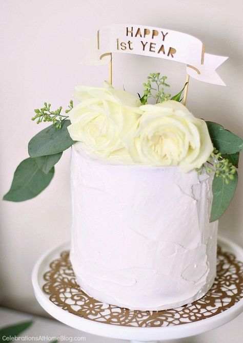 First anniversary party ideas you'll love; Gold and white dessert party. DIY anniversary cake topper First Anniversary Party Ideas, 1st Anniversary Party Ideas, 1st Anniversary Cake Ideas, First Wedding Anniversary Cake, 1 Year Marriage Anniversary, First Anniversary Cake, 1st Anniversary Party, Anniversary Decoration Ideas, Anniversary Cake Ideas