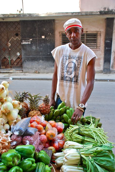 Cuban vendor Fruit Vendor, Cuba People, Cuba Island, Viva Cuba, Cuban Culture, Latin American Food, Caribbean Carnival, Caribbean Culture, Cuban Cigars