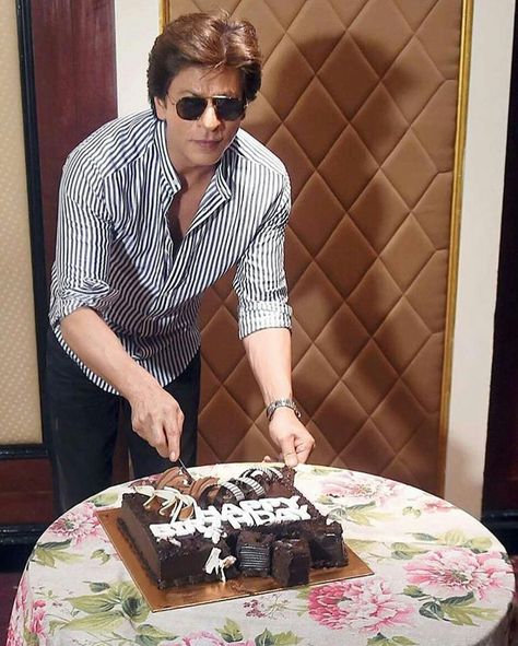 Shahrukh Khan And Kajol, Happy Birthday King, Diy Belt For Dresses, Shah Rukh Khan Movies, Richest Actors, Birthday King, King Khan, Pakistani Fashion Casual, Cute Wallpapers Quotes