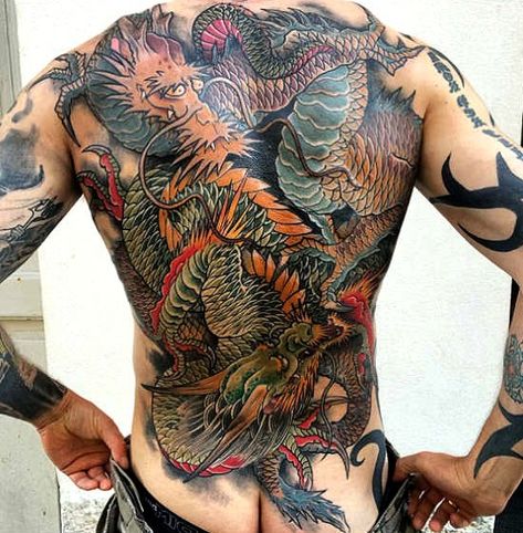 Tatuaje de espalda completa y vivos colores en el que podemos ver el clásico dragón de la mitología Japonesa enrollado con otro. Uno tiene la clásica cabeza de color verde mientras que otro la tiene de color amarillo y rasgos de sabiduría. El dragón representa la fuerza, la sabiduría y el bien. Dragon Tattoo Back, Black Dragon Tattoo, Dragon Tattoo Arm, Fierce Tattoo, Dragon Tattoo Meaning, Body Man, Common Tattoos, Metallica Logo, Phoenix Tattoos