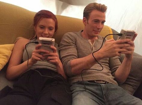 Chris Evans On Set, Natasha Romanoff Endgame, Marvel Matching Pfp, Chris And Scarlett, Chris Evans And Scarlett Johansson, Marvel Man, Miss Marvel, Christopher Robert Evans, Наташа Romanoff