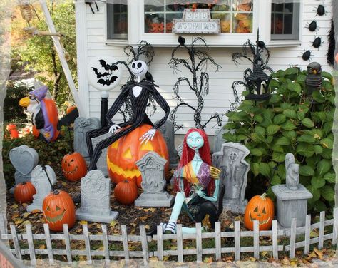 Lighthearted Halloween Display Halloween Yard Displays, Diy Halloween Dekoration, Disney Halloween Decorations, Nightmare Before Christmas Decorations, Halloween Outside, Decoration Vitrine, Plastic Drawer, Casa Halloween, Creepy Halloween Decorations