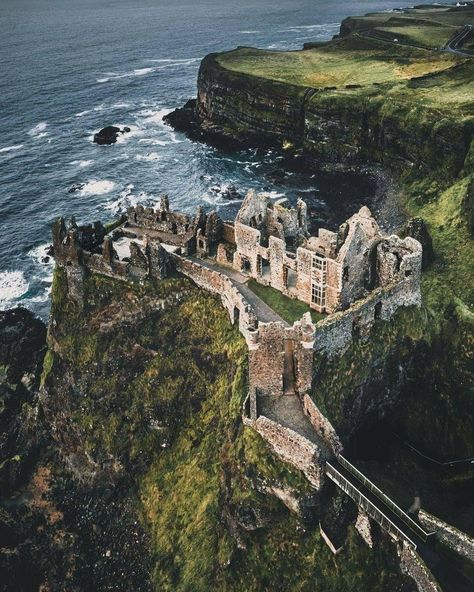 Dunluce Castle, Ireland Aesthetic, Old Castle, Irish Castles, Beautiful Ruins, Castles In Ireland, English Castles, Love Ireland, Castle Aesthetic