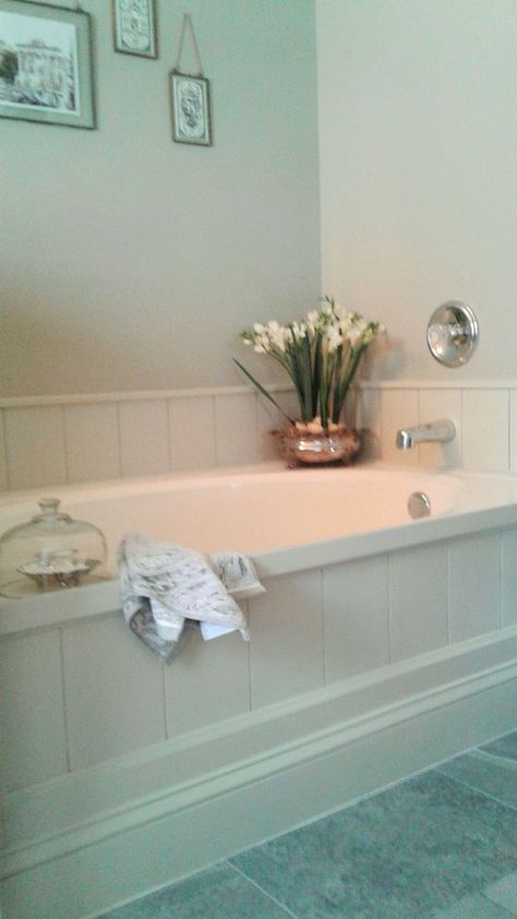 DIY tub surround using peel and stick vinyl planks to create shiplap look. Diy Tub Surround, Bathtub Surround Ideas, Bathtub Wall Panels, Tile Around Tub, Tub Surround Ideas, Diy Tub, Makeover Kamar Mandi, Tile Tub Surround, Bathtub Surround