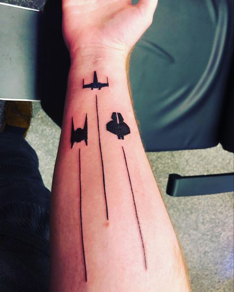 X Wing Tattoo, Star Wars Tattoo Sleeve, Nerdy Tattoos, Crazy Tattoos, Tattoo Time, Wing Tattoo, Weird Tattoos, Stars Wars, Star Wars Tattoo