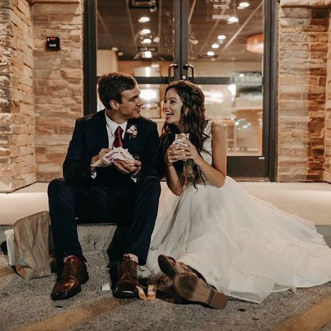 Taco Bell Wedding Photos, Taco Engagement Pictures, Taco Bell Engagement Photos, Taco Bell Photoshoot, Taco Bae, Taco Bell Wedding, City Couples Photography, Picture Mood, City Couple