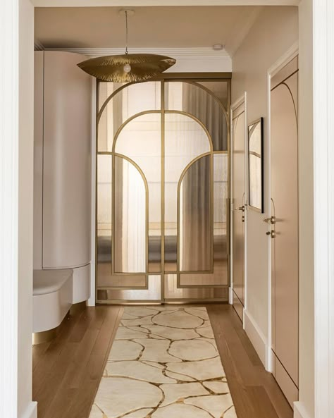 Art Deco-inspired entrance hall with custom glass doors and brushed brass details by Miid Interiordesign. Art Deco Entrance Door, Curved Glass Door, Glass Arch Door, Curved Entrance, Art Deco Front Door, Reimagined Art, Art Deco Entrance, Art Deco Doors, Art Deco Motifs