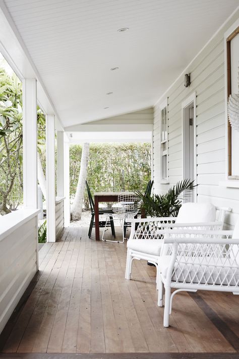 Weatherboard Exterior, Wedding Venue Outdoor, Hamptons House Exterior, Queenslander House, Weatherboard House, Jervis Bay, White Exterior Houses, House Country, Beach House Exterior