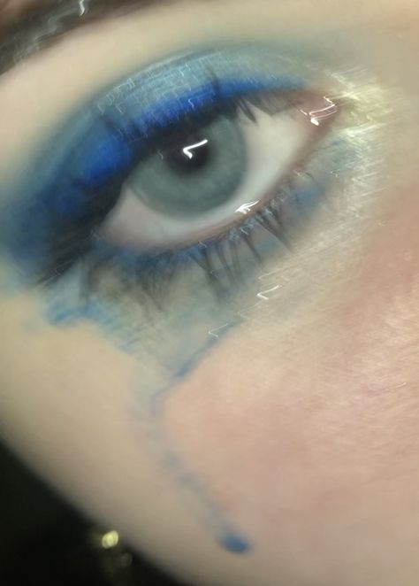 Blue Tears Makeup, Blue Green Makeup, Mascara Tears, Lisa Swallows, Teardrop Makeup, Dark Underwater, Light Blue Eyeshadow, Blue Eyeshadow Aesthetic, Eyeshadow Aesthetic