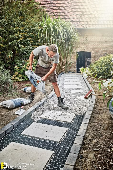 Amazing Gravel Garden Path Ideas You'll Love | Engineering Discoveries Side Yard Landscaping, نباتات منزلية, Gravel Garden, Gardens Design, Outdoor Gardens Design, Landscape Designs, Small Backyard Design, Backyard Makeover, Smokey Eyes