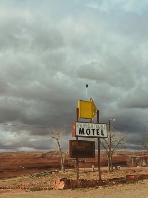 Desert Grunge, Texas Vibes, Old Motel, Aesthetic Outside, Specific Aesthetic, Roadtrip Photography, Arizona Aesthetic, Environment References, 60s Cars