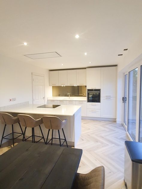 Cream shaker style kitchen with gold handles and a quartz worktop. Cream Shaker Kitchen, Kitchen Without Handles, White Shaker Style Kitchen, Cream Kitchen, Shaker Style Kitchens, Herringbone Floor, Shaker Kitchen, Gold Handles, Black Kitchens