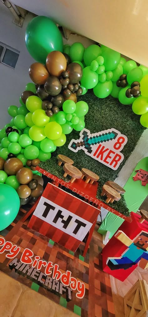 Minecraft Birthday Party Backdrop, Minecraft Balloon Garland, Minecraft Balloon Arch, Minecraft Balloon Ideas, Minecraft Centerpiece Ideas, Minecraft Backdrop, Arch Balloon Garland, Minecraft Balloons, Minecraft Birthday Decorations