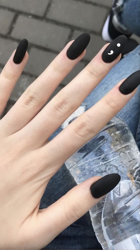 Black nails with a white semicolon. Ongles Gel Violet, Wedding Nails Glitter, Nagellack Trends, Matte Black Nails, Nail Polish Trends, Nail Ring, Black Nail, Nails Almond, Oval Nails