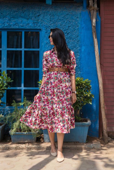 Free flowing Summer Frock Designs, Casual Work Attire, Western Dresses For Women, Western Wear Outfits, Sleeves Designs For Dresses, Free Flowing, Frock Design, Designs For Dresses, Indian Outfit