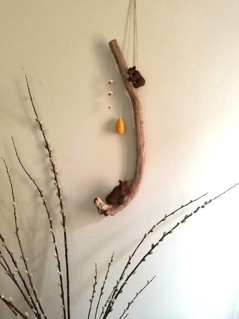 Diy Nature Decor, Wool Mobile, Bee Mobile, Autumn Classroom, Bees Hive, Jobs Ideas, Bear Mobile, Bee Nursery, Mamma Bear