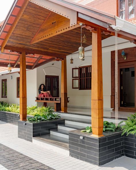 Traditional Courtyard House Indian, Chettinad House, Kerala Traditional House, Architecture Design Competition, Modern Tropical House, Kerala House, Stairs Design Interior, Indian House Plans, Classic House Exterior