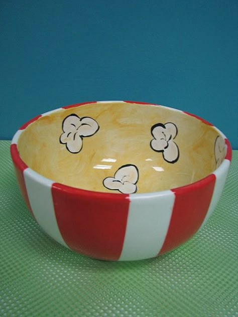 Popcorn Bowl! - Paint this awesome bowl for a movie night. Would love to make these for my popcorn machine! Bowl Painting Ideas, Bowl Painting, Diy Keramik, Ceramic Cafe, Diy Pottery Painting, Popcorn Bowl, Color Me Mine, Paint Your Own Pottery, Pottery Painting Designs