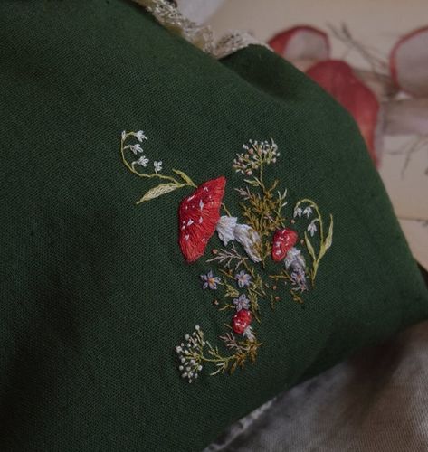 Embroidery On Dark Green Fabric, Embroidery Inspiration Aesthetic, Embroidery Small Flowers, Embroidery Cottagecore, Cottagecore Embroidery, Embroider Ideas, Basic Hand Embroidery Stitches, Embroidery Stitches Beginner, Garden Embroidery