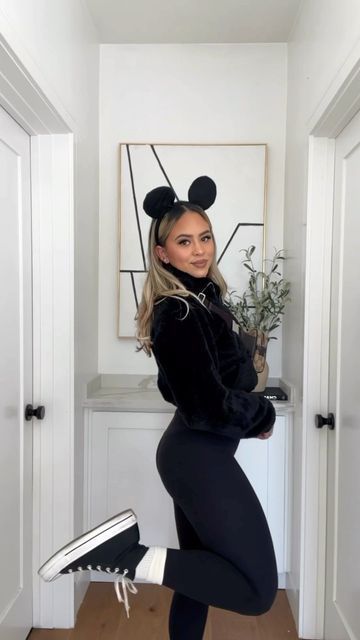 Classy Disneyland Outfit, Comfy Disney Outfits Fall, Disney World Outfits Leggings, Disneyland Outfits January, Disney Outfits Women Leggings, Fall Disney Outfits Women, Black Disney Outfits, Disney Fits Fall, November Disney Outfits