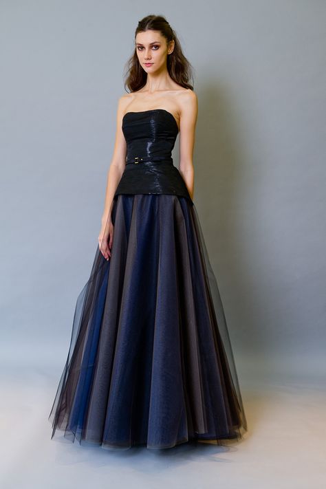 Carolina herrera pre-fall 2012 DYW Nationals??? Carolina Herrera Runway, Carolina Herrera Gown, Carolina Herrera Dresses, Midi Gowns, Fasion Outfits, Elegant Dresses Classy, Runway Dresses, Ballroom Dress, Western Dresses