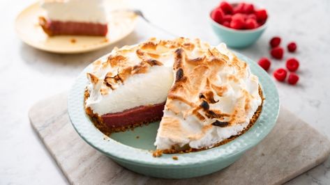 This Mile-High Raspberry Meringue Pie transforms a popular lemon dessert into a pretty pink slice of heaven | CBC Life Merange Pie, Fancy Meals, Today's Thought, Raspberry Meringue, Fruit Pies, Lemon Dessert, Raspberry Pie, Slice Of Heaven, Raspberry Filling