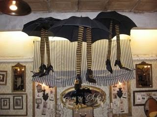 Uhyggelig Halloween, Decoration Vitrine, Hallowen Ideas, Witch Legs, Diy Halloween Decor, Adornos Halloween, Halloween Window, Store Window, Halloween Displays