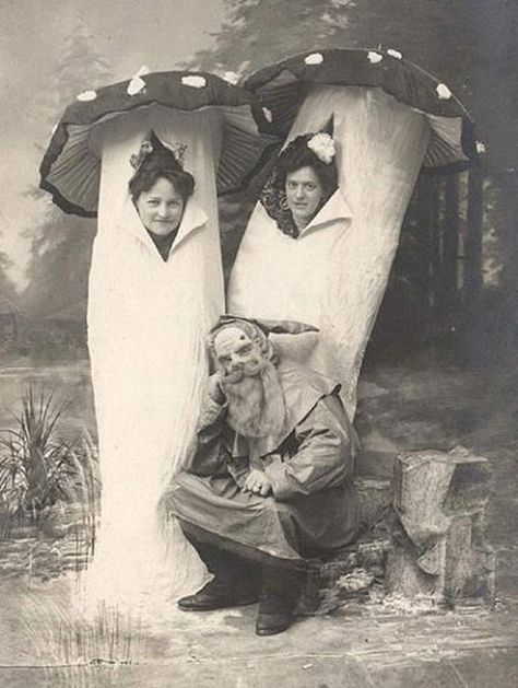 Bizarre Vintage Halloween Costume German Mushrooms, 1920 Costumes, Vintage Bizarre, Vintage Halloween Costumes, Vintage Halloween Photos, Weird Vintage, Crazy Costumes, Creepy Vintage, Vintage Theatre