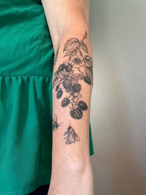 Bees Tattoo, Blackberry Tattoo, Best Cover Up Tattoos, American Traditional Tattoo Ideas, Traditional Tattoo Ideas, Vine Tattoos, Flower Tattoo Sleeve, Pretty Tattoos For Women, Poke Tattoo