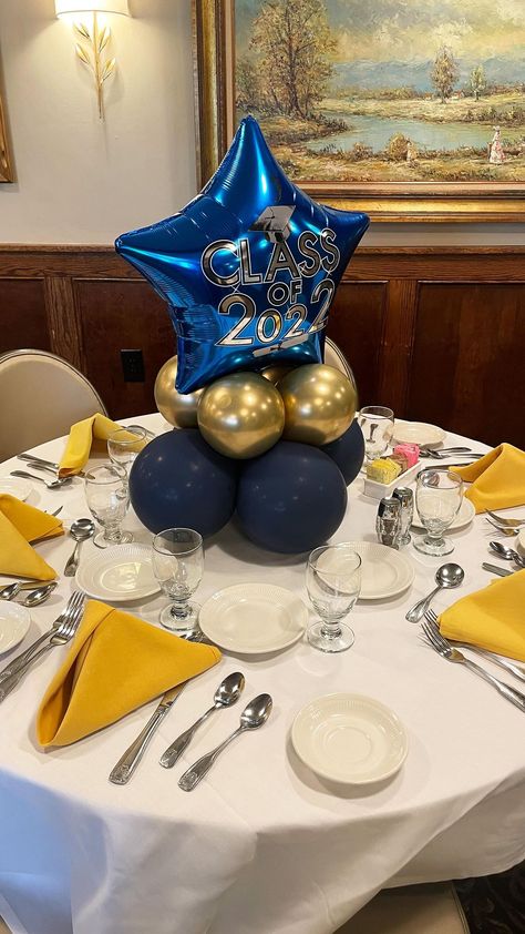 Grad Balloon Centerpiece, Ballon Center Piece Decorations, Table Balloons, Balloon Table Decorations, Prom Balloons, Nurse Graduation Party Decorations, High School Graduation Party Decorations, College Grad Party, Graduation Table Decorations