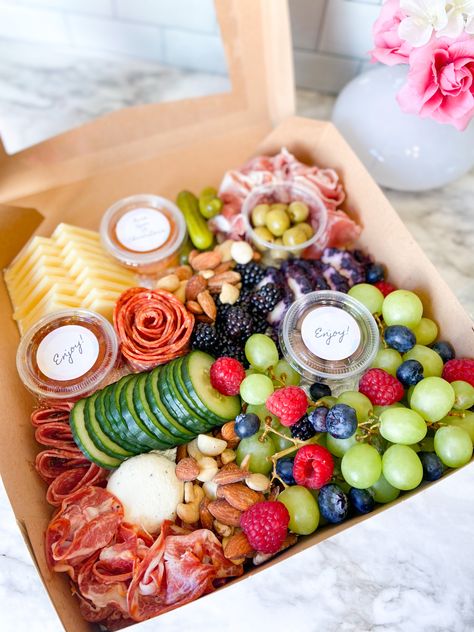 Chaturie Board, Snack Charcuterie Board, Charcuterie Business, Charcuterie Gift Box, Deli Tray, Charcuterie Boxes, Valentines Party Food, Beach Snacks, Charcuterie Gifts